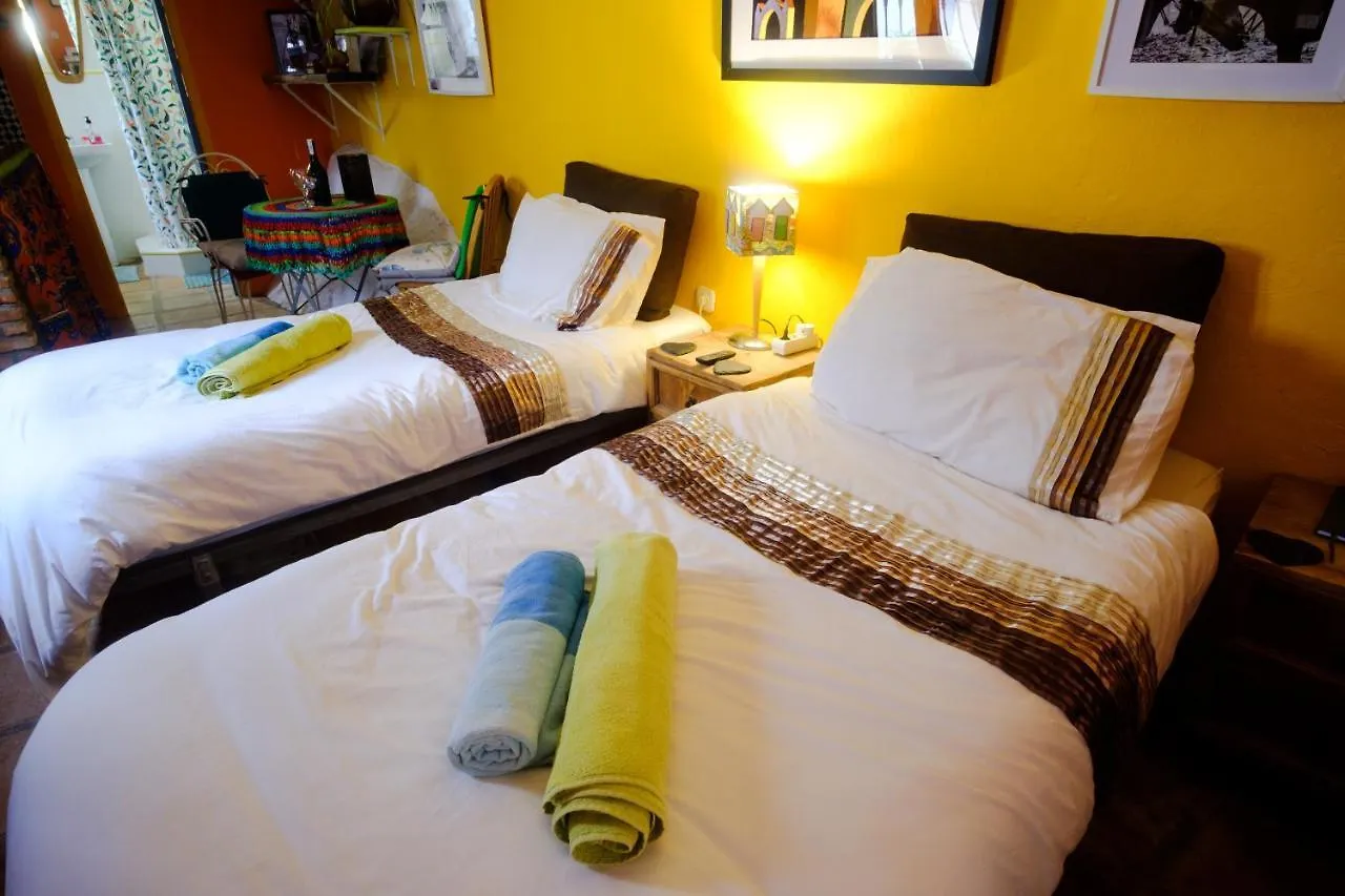 The Studio, A Colourful, Small And Unique One Bedroom Studio In 코마레스